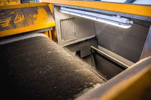  The flip-flow feeder feeds the material to the NF sorting plant 