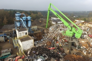  Investing in new technology: At Zlompol in Tarczyn in Poland, a SENNEBOGEN 8100 EQ with a range of 27 m and an electric motor feeds the shredder 