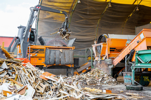  This machine shreds industrial, commercial and domestic waste, mixed building waste, biowaste and railway sleepers, garden waste, tree-trunks and roots 