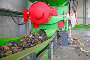  The VVZ 190 Taifun takes the inhomogeneous waste and shreds it to a homogeneous size of &lt; 250 mm 