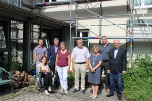  From left: Felix Elsner (Chamber of Crafts Chemnitz), Nadine Breyer (Spokesperson of the resident advisory committee), Günther Wittmayer (VEKA UT), Martina Schneider (Leader ASB Wohnzentrums), Claus Höhn (Architect and construction manager), Christine Rummer (CEO ASB Ortsverband Chemnitz), Heiko Liebert (Company Liebert) und Michael Vetter (Rewindo)  