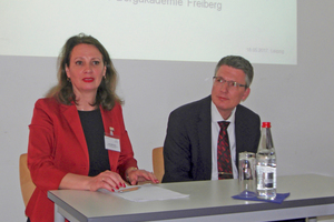  Dipl.-Ing. Irena Bernstein und Prof. Dr. rer. nat. Martin Bertau bei der Auswertung der Tagung 