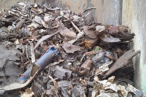  Waste including non-ferrous fraction after the vibratory trough conveyor type TCV underneath the magnetic drum 