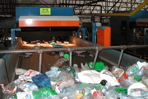  Optische Sensoren von TOMRA Sorting Recycling erkennen unterschiedliche Arten von Kunststoff 