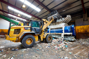  Einfache Beschickung der Polaris 2800 mit dem Bagger 