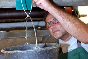  Andreas Griesser, service employee of Schulte Strathaus, during the demonstration of the measuring process „Scraper Performance Test“ for the competition 