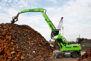  Thanks to the 17 m reach of the new SENNEBOGEN 830 E, the material can be piled up even better in future 