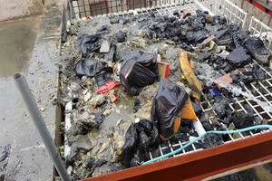  Abfall aus Kanälen in der Nähe von Faultürmen 