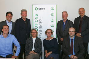  Unterzeichneten die Satzung zur Gründung des gemeinnützigen Vereins „German Resource Research Institute“ (v.l.n.r.): Dr. Andreas Stegmüller, Daniel Voigt, Prof. Dr. Rudolf Stauber, Dr. Elinor Rombach, Helene E. Köpf, Prof. Dr. Dr. Markus Reuter, Kai Rasenack, Prof. Dr. Bernd Friedrich 