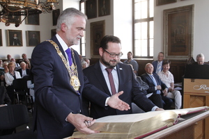  Wolfgang Giesert and Alexander Bonde with the Golden Book of Osnabrück 