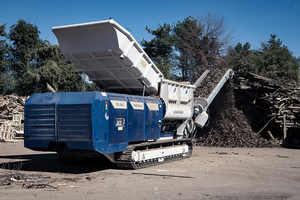  Waste wood processing with the mobile shredder Urraco 95 DK of Lindner 