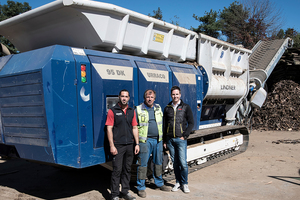  F.l.t.r.: Operations Manager Florian Kordesch, Machine Operator Stefan Pinter und Managing Director Oskar Preinig of Gojer, Kärntner Entsorgungsdienst GmbH in front of the mobile shredder Urraco 95 DK of Lindner 