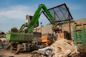  Shredder loading and material presorting are the SENNEBOGEN 821 E material handler‘s main tasks at Clearaway Ltd.  