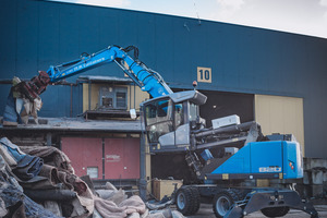  In action: the MHL820 loading the carpet shredder 