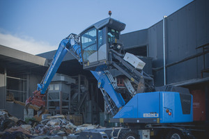  A longer loading system was designed for the version delivered to recycler Van Dijk Containers. This made it possible to achieve a reach of 10.2 m, instead of 9.2 m 