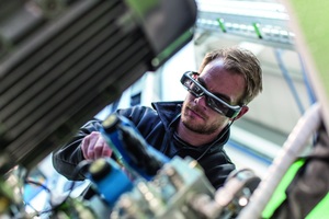  Setzt ein Mitarbeiter die Daten­brille vor Ort auf, kann ihm ein Service-Techniker alle relevanten Informationen ins Sichtfeld einblenden 