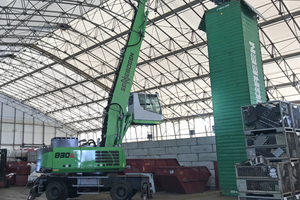  Beladung eines senkrecht stehenden 40 ft Containers in der Halle 