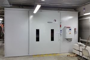  A total of seven systems were installed. In cooperation with the technical department of the BMW Group, Erdwich also developed a sophisticated safety system, so that it now has a transparent filling level control of the closed removal box in the basement as well as a control display of the shredding plant itself 