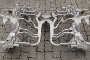  Bei der Produktion von Aluminiumgussteilen entsteht Ausschuss, der wieder eingeschmolzen wird. Bisher wurden diese Teile unzerkleinert in Containern gesammelt und benötigten dabei so viel Platz, dass die Behälter ständig entleert werden mussten 
