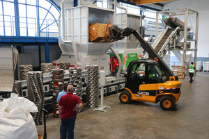  Im Technologiezentrum von Vecoplan® wird das Material mit einem Einwellenzerkleinerer VAZ 1600 M XL mit HiTorc®-Antrieb aufbereitet 