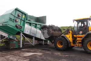  A wheel loader is ­filling the feeding unit 