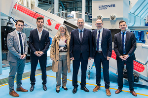  F.l.t.r. Starlinger Sales Manager Florian Mitterecker, Technician Leander Huemer and Managing Partner Angelika Huemer, Cypriot’s Environment Minister Costas Kadis, Lindner Washtech CEO Harald Hoffmann and Sales Manager Marcel Willberg 