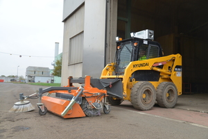  Hyundai Skidsteer loader HSL-650-7 with hydraulic sweeping brush and protective ventilation system. The advantage of the machine is the lockable front door for perfect cabin ventilation 