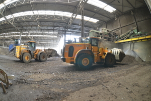  Two Hyundai wheel loaders work in a giantmuck-hill. The 770-9A and the 24 t Hyundai HL970 with 4.5 m3 high-lift shovel, which was delivered just a few months ago 