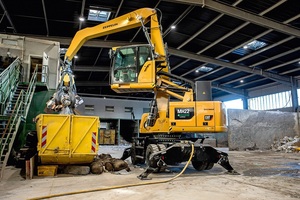  Der kabelelektrisch betriebene Umschlagbagger MH22 bietet ideale Voraussetzungen für den Halleneinsatz in der Recyclingindustrie 