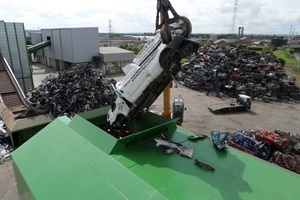  Metal recycling “on site“: The preliminary shredder shreds large, compact parts, such as car bodies, to turn them into uniform „scrap bits“ (preliminary stage of the actual shredding process) 