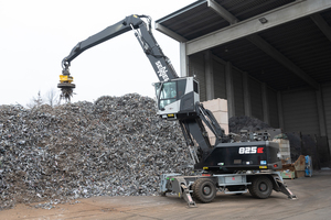  Efficient and flexible: the SENNEBOGEN 825 E working in Nuremberg with an orange peel grab and a scrap magnet 