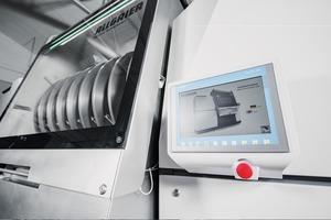  7 Intelligent plant control with the intuitively operated touch panel to call up and change the current machine and process parameters 