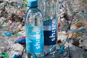  KHS hat in Kooperation mit dem Abfüller Mineralbrunnen Allgäuer Alpenwasser, dem Preform-Produzenten Plastipack und dem Berliner Start-up share eine 0,5-Liter- sowie eine 1,0-Liter-PET-Flasche aus 100 % Rezyklat entwickelt und erfolgreich in den Markt gebracht 