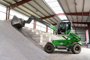  Thanks to the telescopic boom, bulk goods can be piled up particularly high 