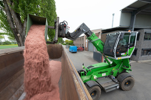  The elevating cab provides the perfect view for loading copper granulate 