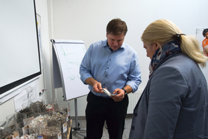  2 Alexander Korn, Managing Director of Korn Recycling GmbH in conversation with Dr. Petra Strunk, editor-in-chief of the magazine recovery, left in the picture the different products of the recycling company 