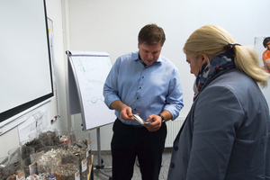  Alexander Korn, Geschäftsführer Korn Recycling GmbH im Gespräch mit Dr. Petra Strunk, Chefredakteurin der Zeitschrift recovery, links im Bild die unterschiedlichen Produkte des Recyclingunternehmens 