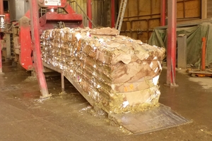  5 The waste cardboard is pressed into large bales so that it can be transported to the customer in a space-saving manner 