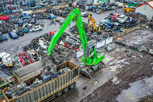  Vier hydraulisch gesteuerte Pratzen stabilisieren den Unterwagen 