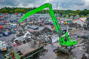  The heart of the site: Thanks to the 17 m equipment, the baling press and trucks can be loaded almost without repositioning the machine  