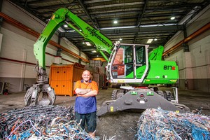  Begeistert von der Maschine: Mohammad Hamshah, Fahrer von Select Metals, schätzt die gute Sicht aus der Kabine, durch die er den Trichter der Granulieranlage sicher und schnell beladen kann 