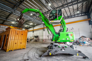  Maximale Effizienz beim Kupferrecycling: Der SENNEBOGEN 817 E lädt Kupferkabel in eine Granulieranlage, die Kupfer und Kunststoff trennt. Die bis auf eine maximale Augenhöhe von 5 m hochfahrbare Kabine ermöglicht dem Fahrer maximale Sicht auf seinen Arbeitsbereich 