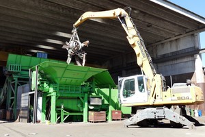  The material is fed into the feed hopper of the shredder by means of an excavator with a polygrab – the RM1350/2-2000 itself is conveniently controlled by means of a remote control from the excavator cab 