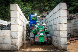  The SENNEBOGEN 355 E telehandler transporting used tires inside the sorting boxes  