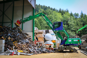  Der SENNEBOGEN 825 E Mobil ist flexibel einsetzbar mit Magnet und Sortiergreifer dank Schnellwechsler am Stiel  