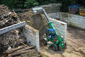  Der Teleskoplader SENNEBOGEN 355 E ist der Allrounder bei Reinhard Recycling in der Schweiz für Transport- und Sortiertätigkeiten wie die Verladung von Grünschnitt  