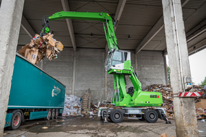  The fuel-saving and low-emission diesel models of the SENNEBOGEN 825 E series are always stable thanks to the outriggers, whether used for scrap sorting or loading cardboard boxes with a 13-m boom 