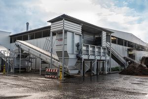  AirLift Windsichteranlage mit Aufnahmebunker (mittig) und DiscSpreader (links) zum flächigen Auftrag auf Förderband Richtung AirLift in Bearbeitungshalle 