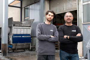  Thanks to the shredder‘s flexible cutting system, Andreas (left) and Gheorghe (right) Campan from Candi Plastic Recycling can perfectly address customers’ needs 