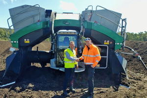  Here‘s to a great partnership: Project Manager Matthew Layton (right) and ELB Sales Manager Craig Cosgrove, a specialist for Komptech products 